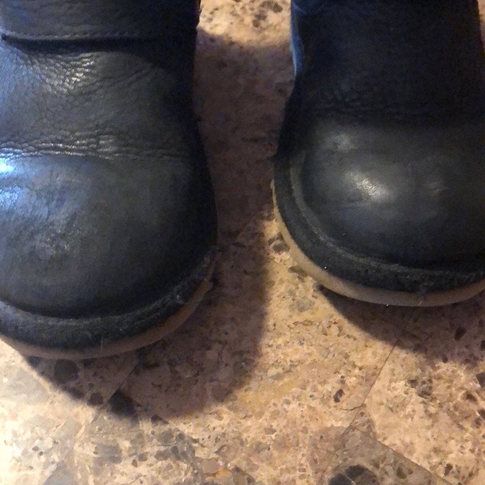 Size 11 girls Ugg Kensington